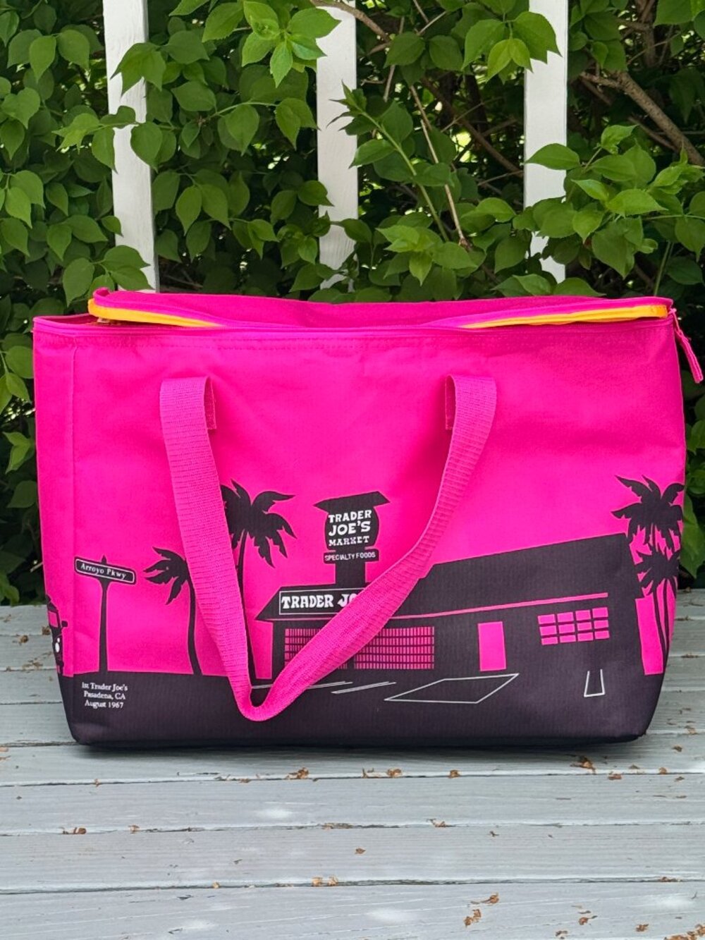 RARE Trader Joe’s Hot Pink Insulated Cooler Tote Bag T2403🌴💖
